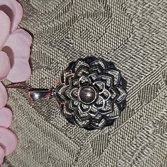 New Sterlibg Silver Sunstone flower pendant - Picture 2 of 6